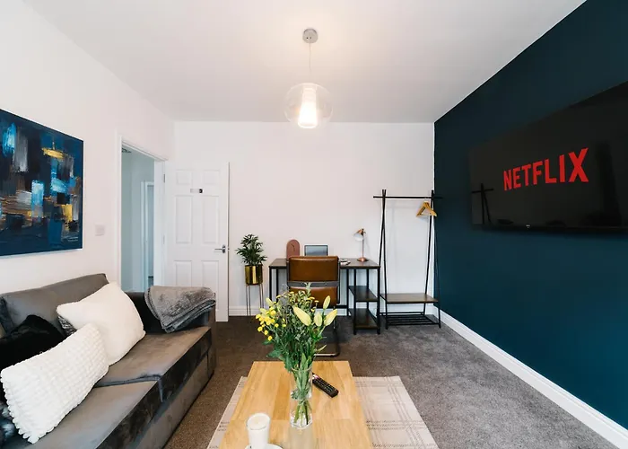 Boutique 5-Bed 5-Ensuite Stunning Solihull Gem, Near Jlr, Airport, Resorts World,Nec