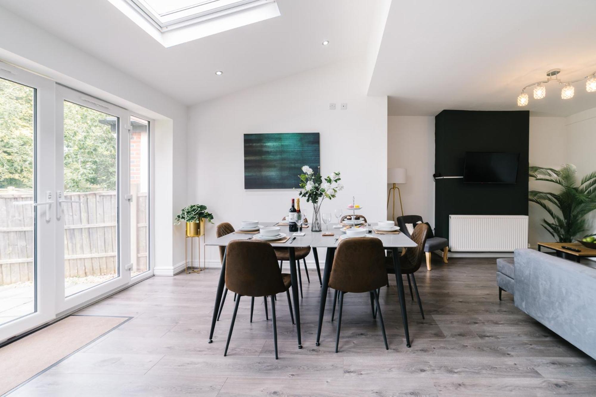 Boutique 5-bed 5-ensuite Stunning Gem, Near Jlr, Airport, World,nec