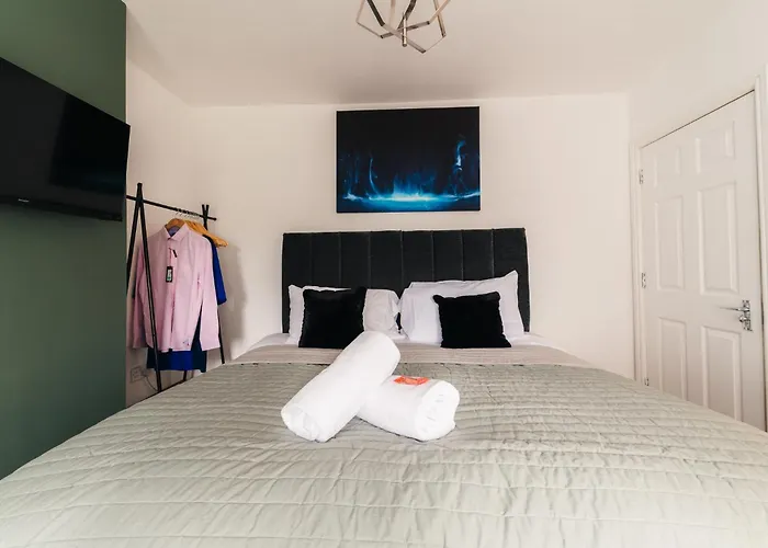 Boutique 5-Bed 5-Ensuite Stunning Solihull Gem, Near Jlr, Airport, Resorts World,Nec