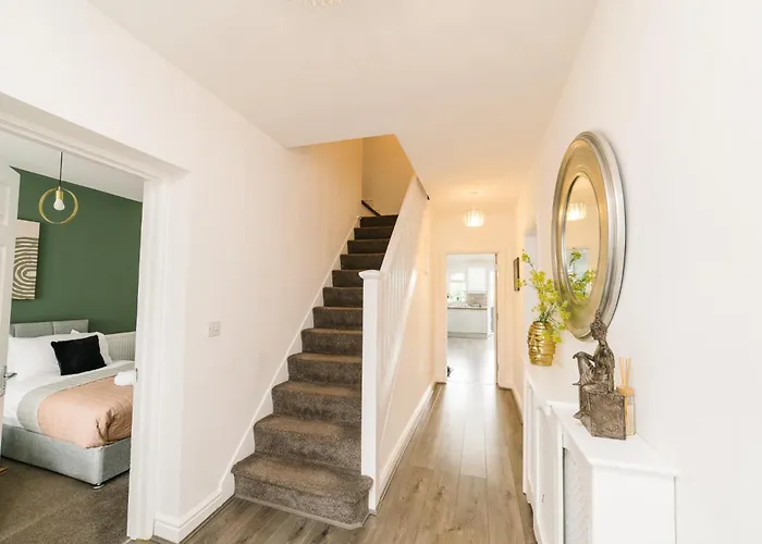 Boutique 5-Bed 5-Ensuite Stunning Solihull Gem, Near Jlr, Airport, Resorts World,Nec