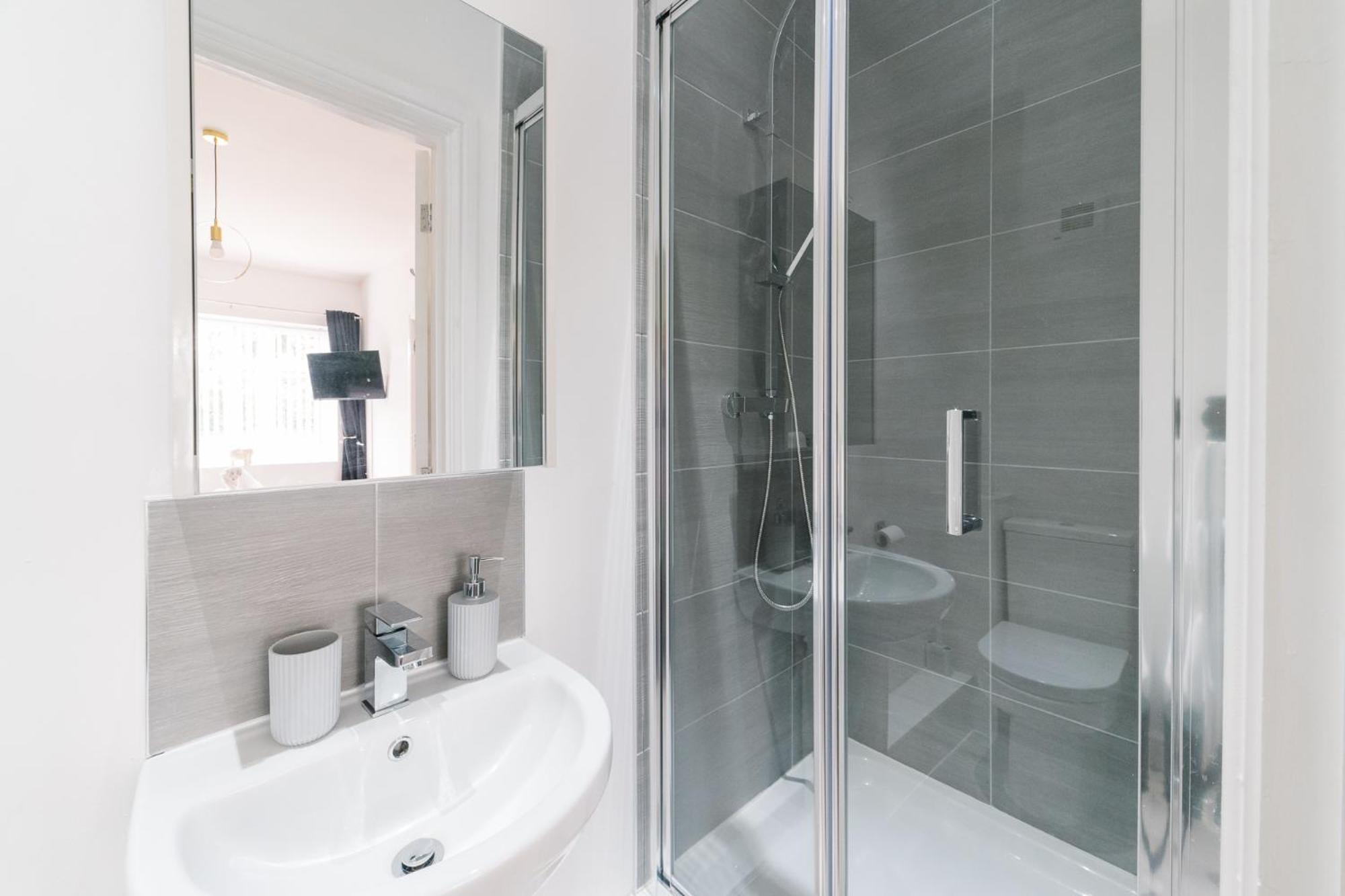 Boutique 5-bed 5-ensuite Stunning Gem, Near Jlr, Airport, World,nec *