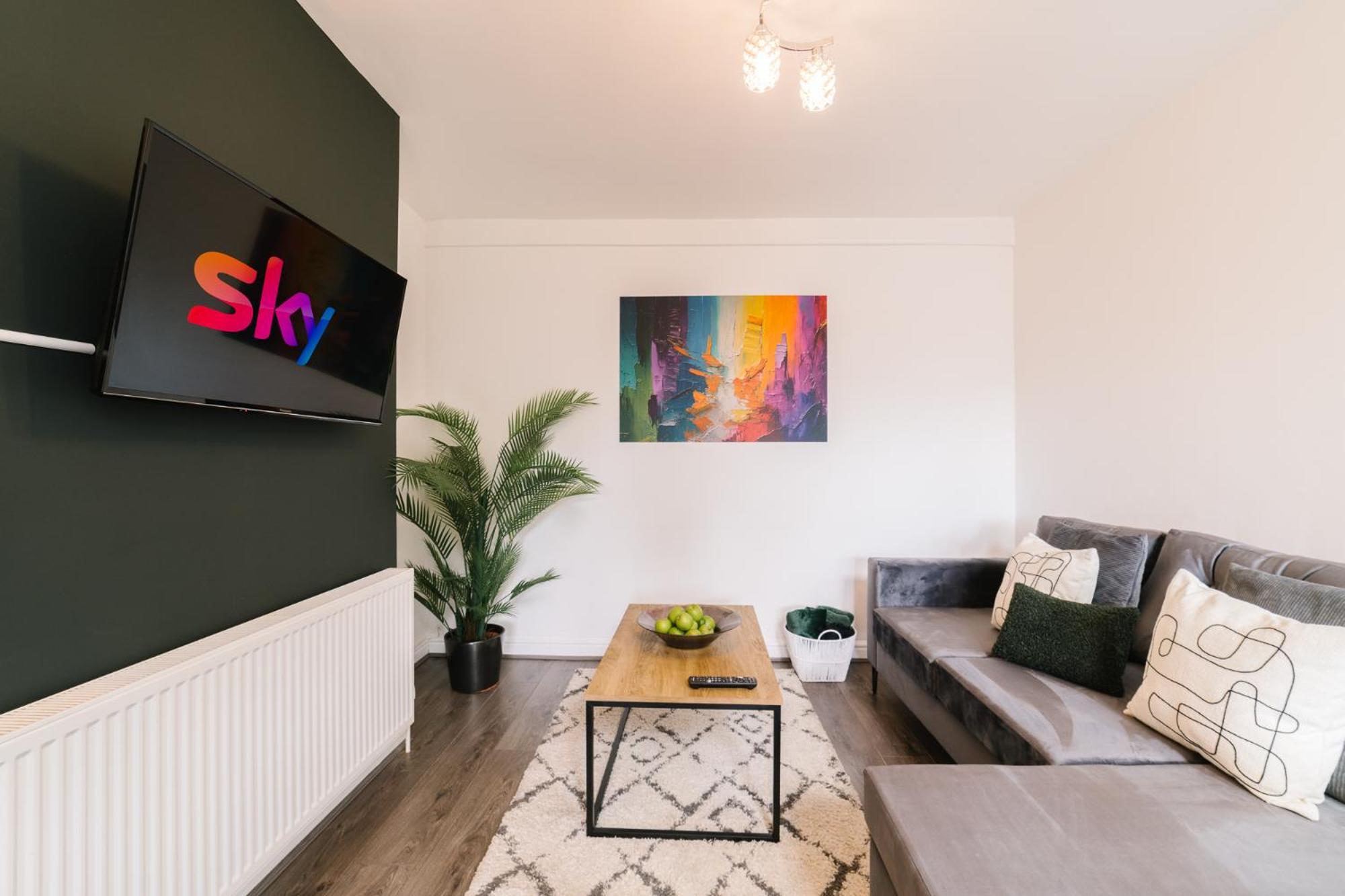 Boutique 5-bed 5-ensuite Stunning Gem, Near Jlr, Airport, World,nec Holiday home
