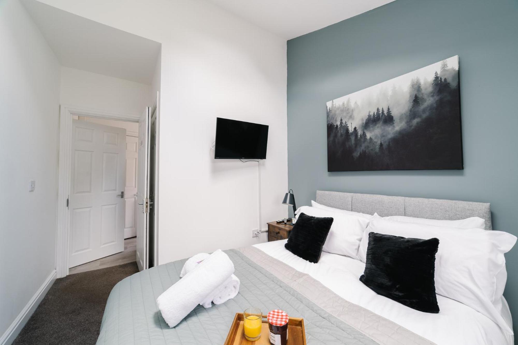 Boutique 5-bed 5-ensuite Stunning Gem, Near Jlr, Airport, World,nec *