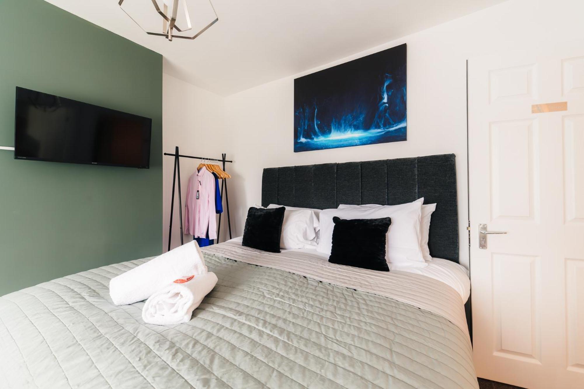 Boutique 5-bed 5-ensuite Stunning Gem, Near Jlr, Airport, World,nec Holiday home *