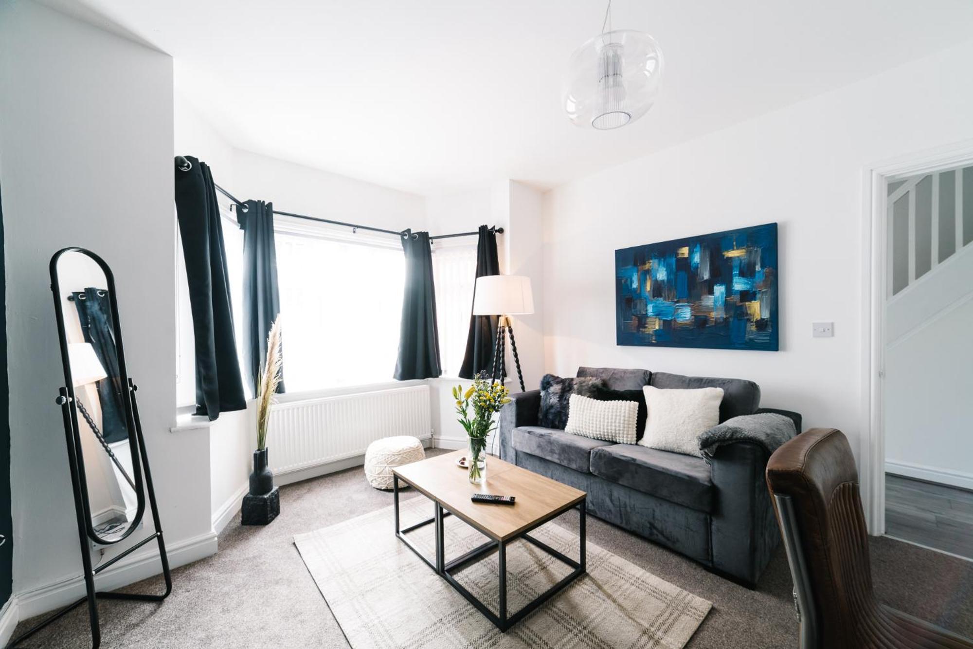 Boutique 5-bed 5-ensuite Stunning Gem, Near Jlr, Airport, World,nec