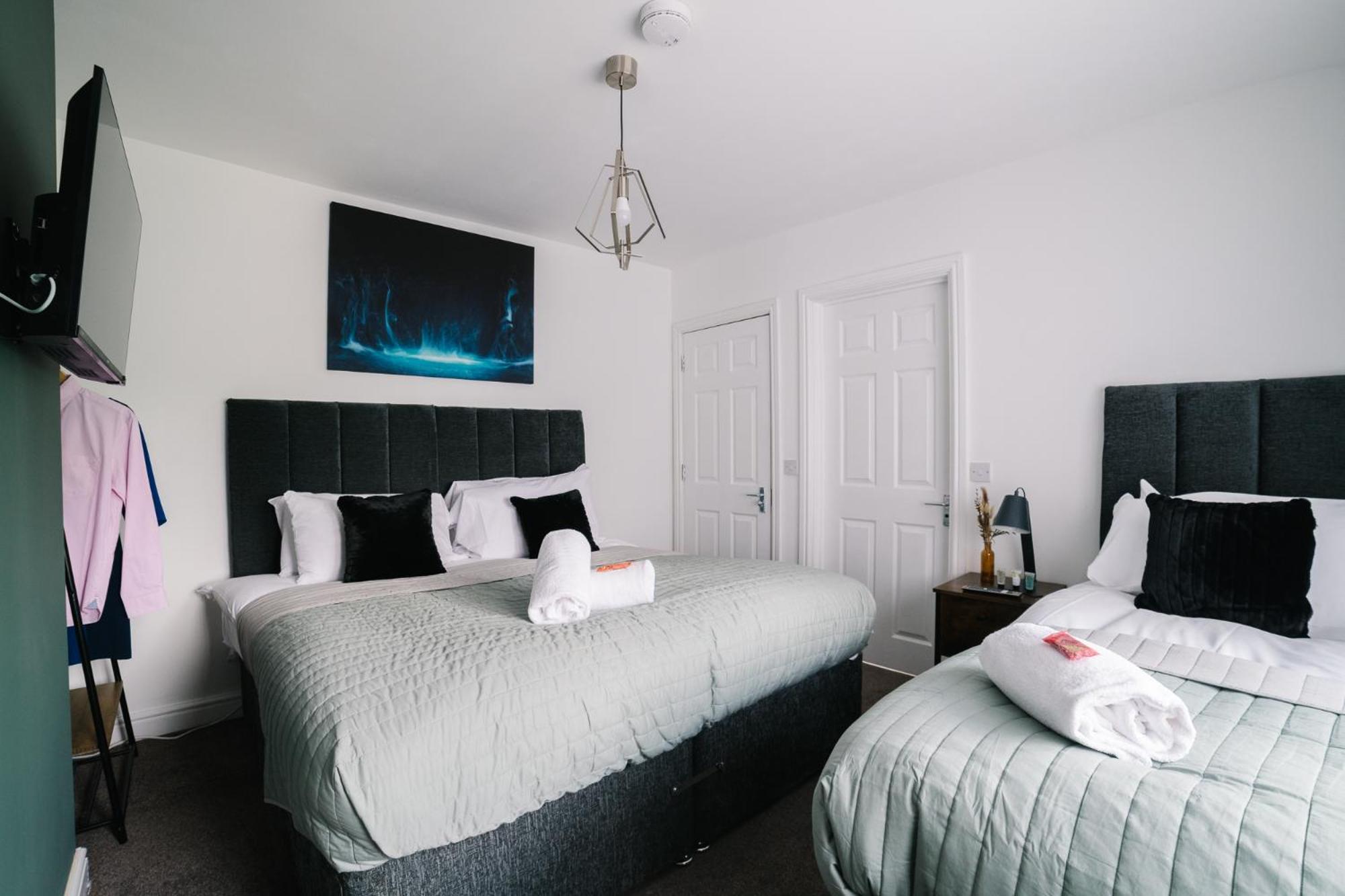 Boutique 5-bed 5-ensuite Stunning Gem, Near Jlr, Airport, World,nec *
