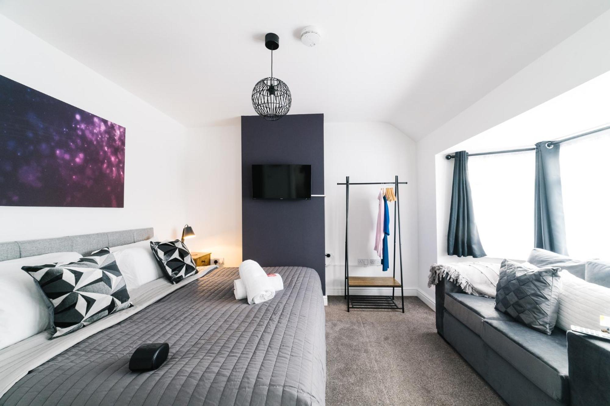 Holiday home Boutique 5-bed 5-ensuite Stunning Gem, Near Jlr, Airport, World,nec *