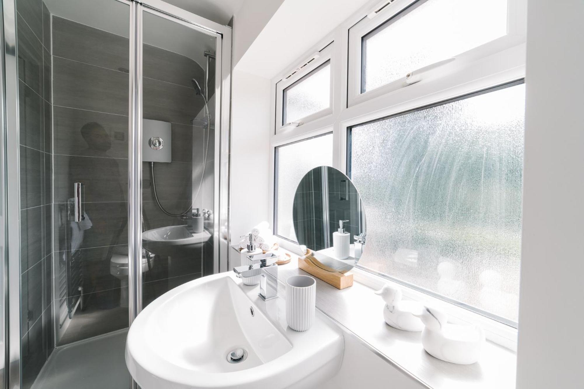 Holiday home Boutique 5-bed 5-ensuite Stunning Gem, Near Jlr, Airport, World,nec *
