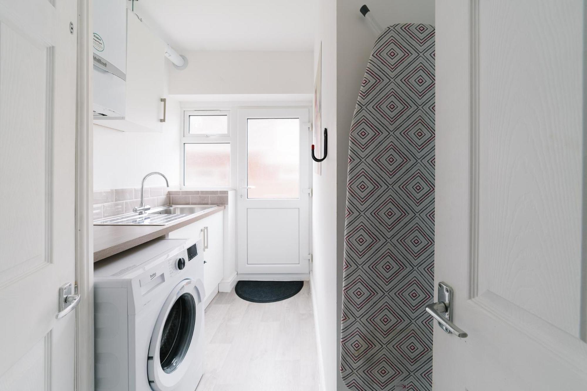 Boutique 5-bed 5-ensuite Stunning Gem, Near Jlr, Airport, World,nec