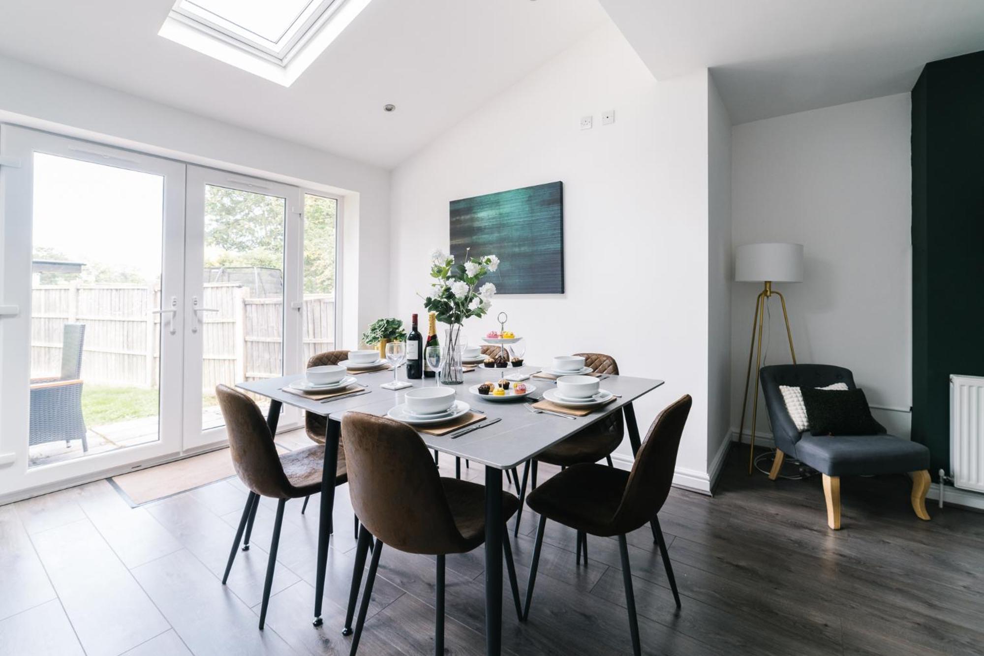 Holiday home Boutique 5-bed 5-ensuite Stunning Gem, Near Jlr, Airport, World,nec