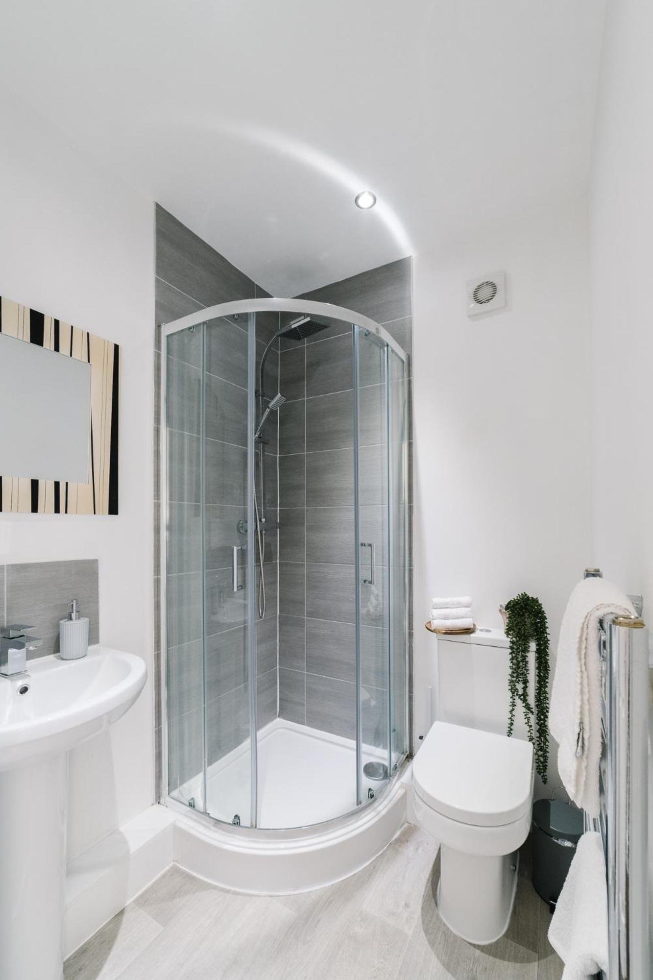 Boutique 5-bed 5-ensuite Stunning Gem, Near Jlr, Airport, World,nec Holiday home