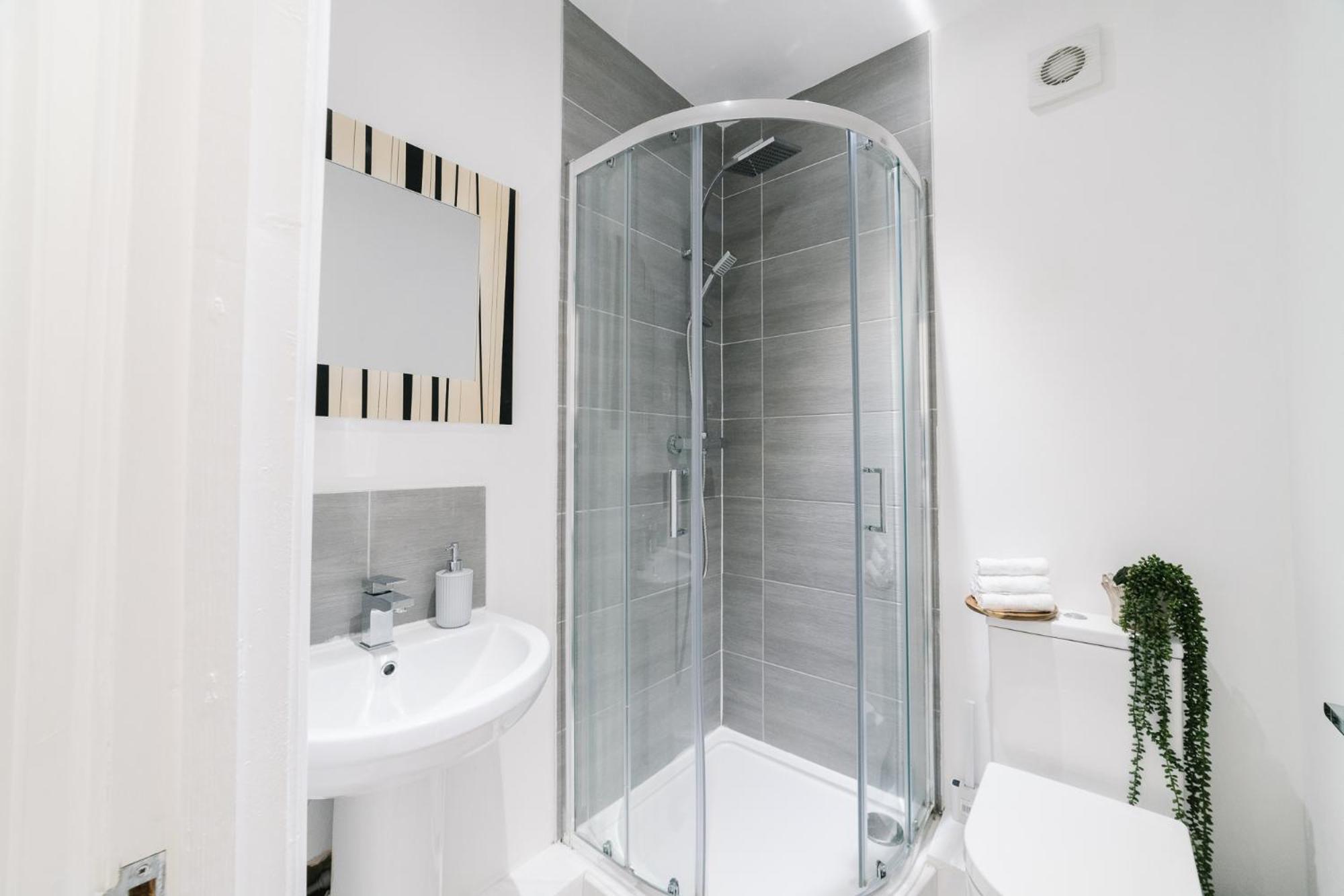 Boutique 5-bed 5-ensuite Stunning Gem, Near Jlr, Airport, World,nec