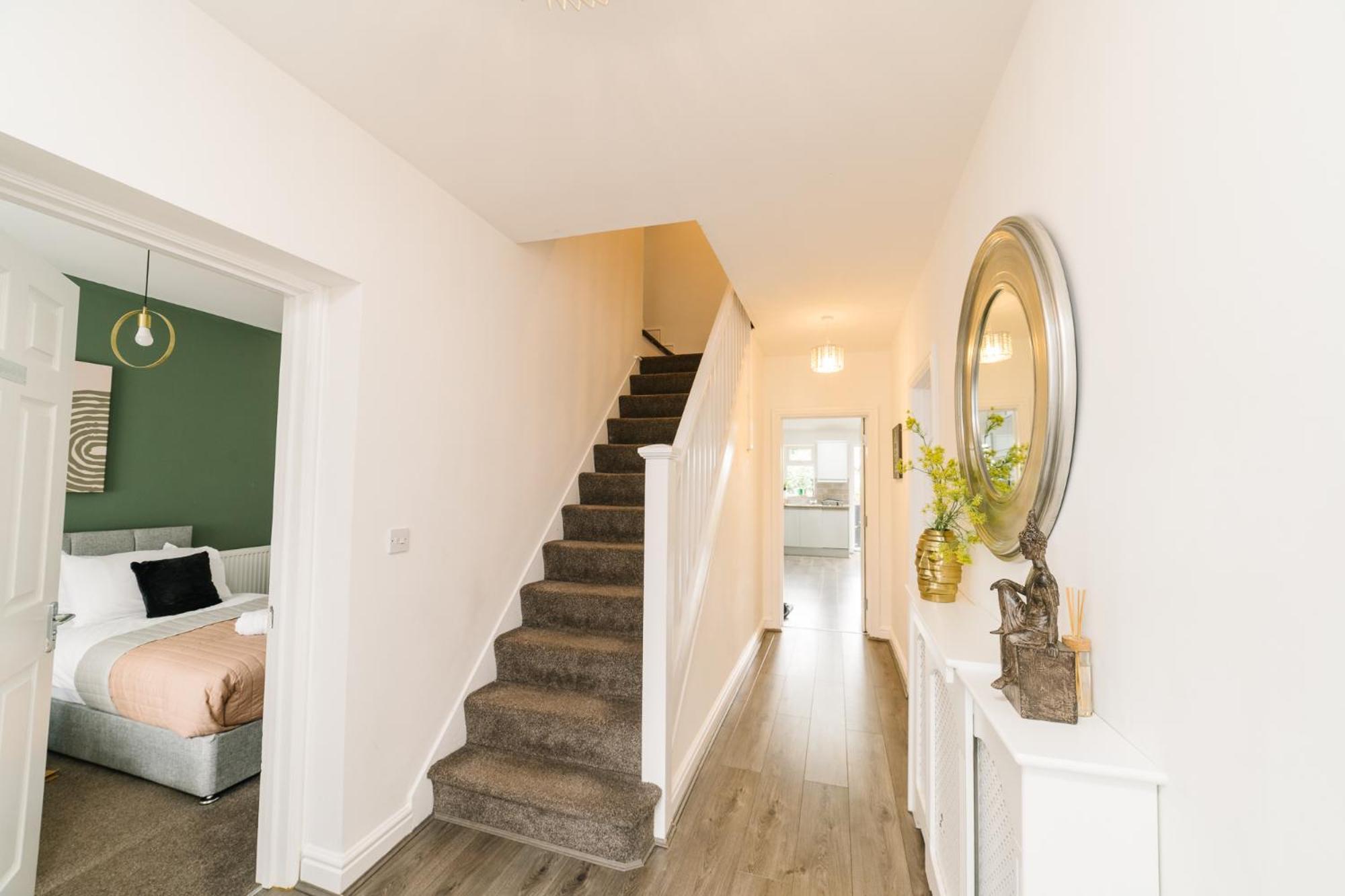 Holiday home Boutique 5-bed 5-ensuite Stunning Gem, Near Jlr, Airport, World,nec *