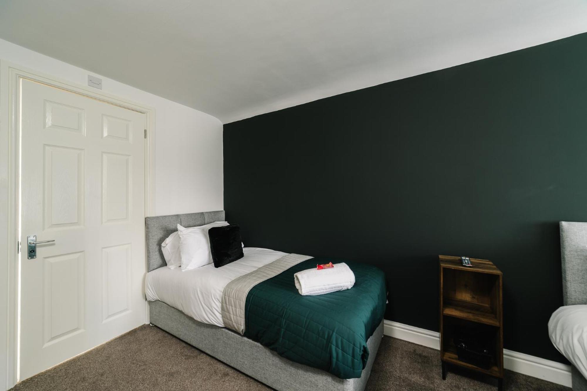 Boutique 5-bed 5-ensuite Stunning Gem, Near Jlr, Airport, World,nec