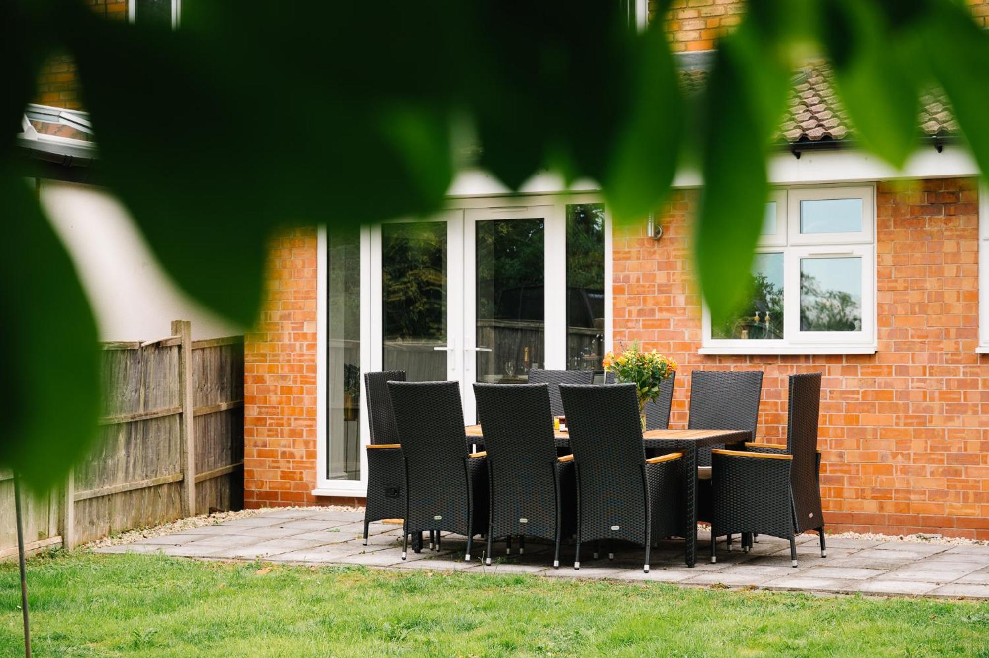 Boutique 5-bed 5-ensuite Stunning Gem, Near Jlr, Airport, World,nec