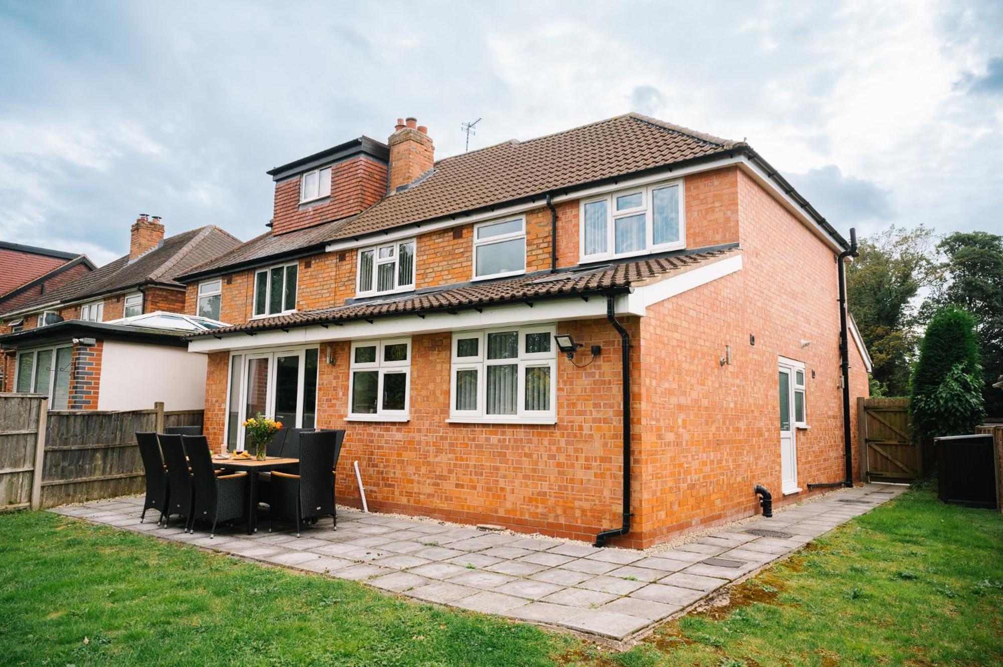 Boutique 5-bed 5-ensuite Stunning Gem, Near Jlr, Airport, World,nec Holiday home Solihull