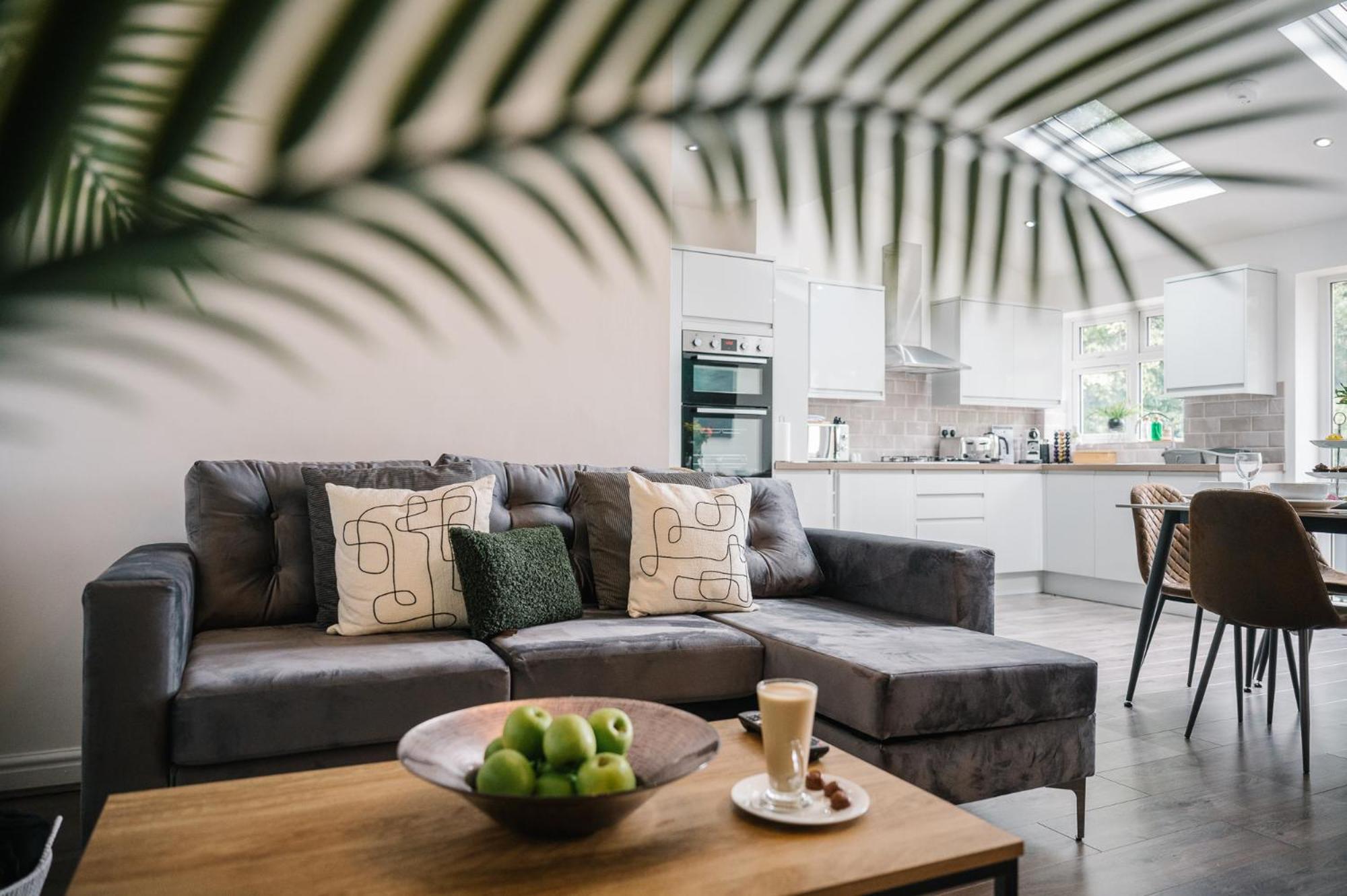 Holiday home Boutique 5-bed 5-ensuite Stunning Gem, Near Jlr, Airport, World,nec